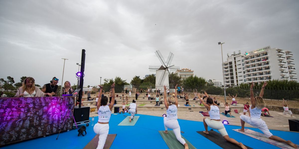 Éxito de participación en la semana del yoga organizada por Ibiza Health and Beauty y Fomento del Turismo