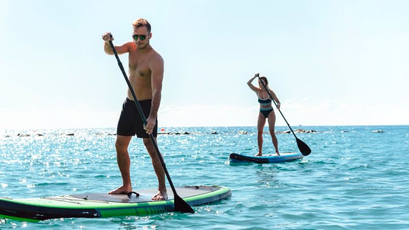 Pareja practicando paddle surf