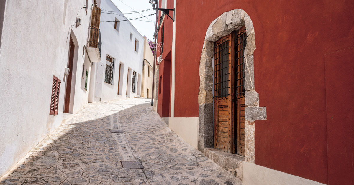 calle empedrada de dalt vila en ibiza