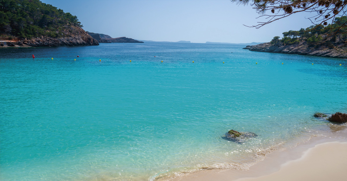 orilla de playa de ibiza cala saladeta