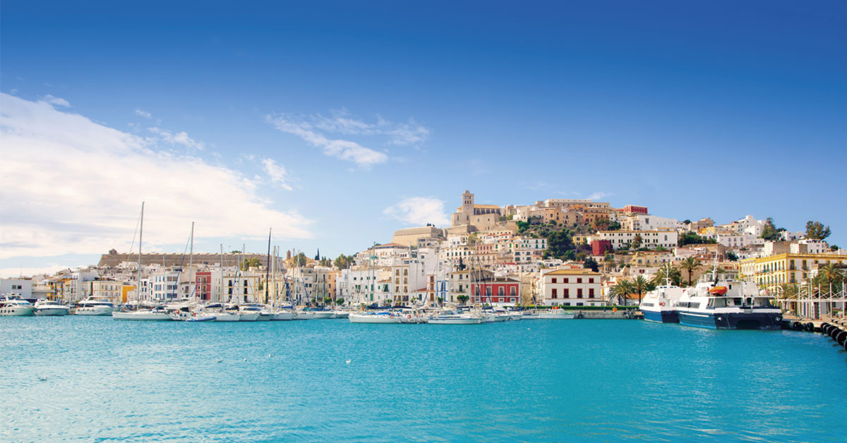 imagen de la marina con dalt vila de fondo
