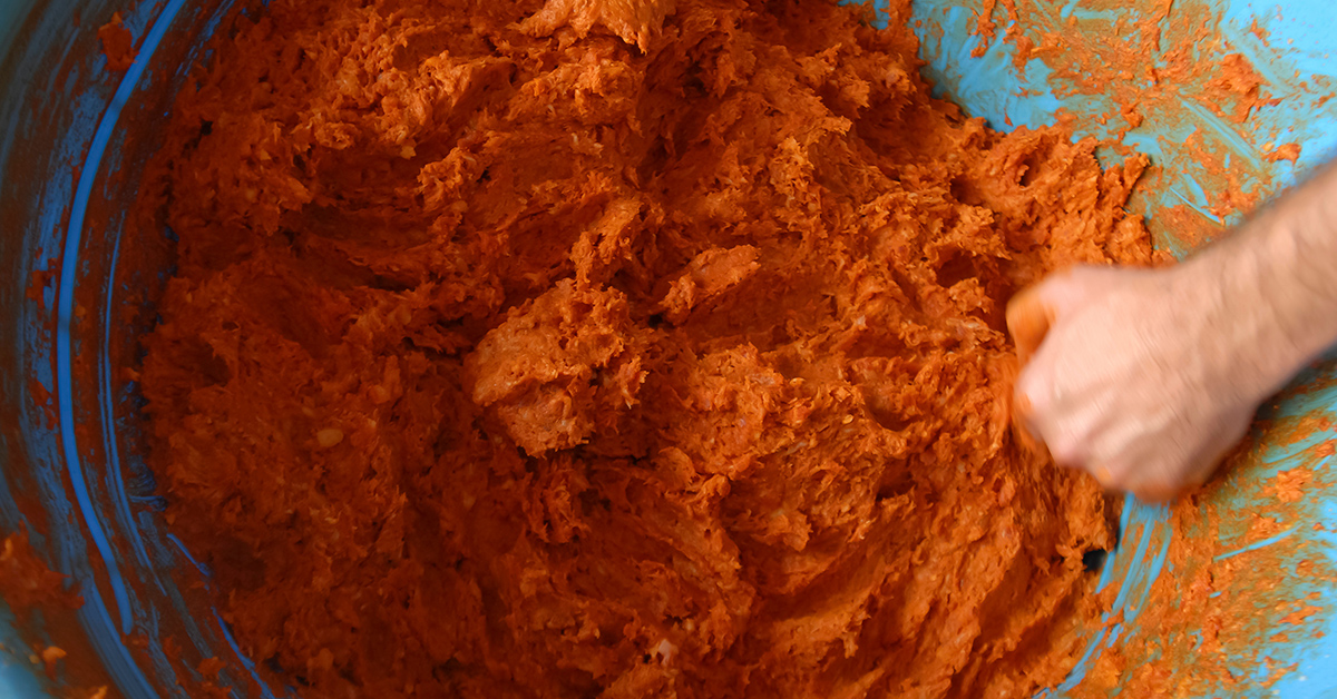 persona preparando sobrasada ibiza