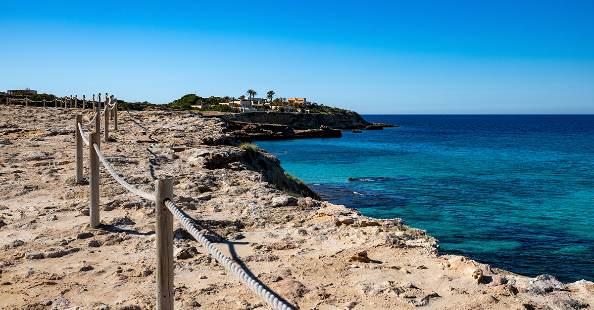 camino senalizado en cala conta