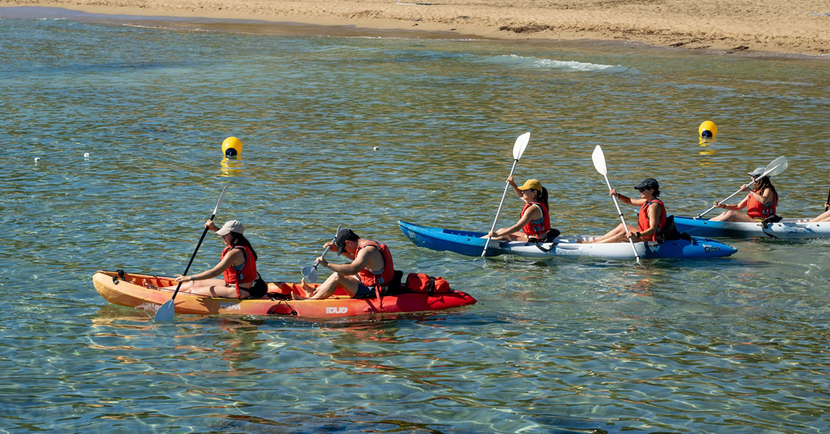 personas practicando kayal en ibiza