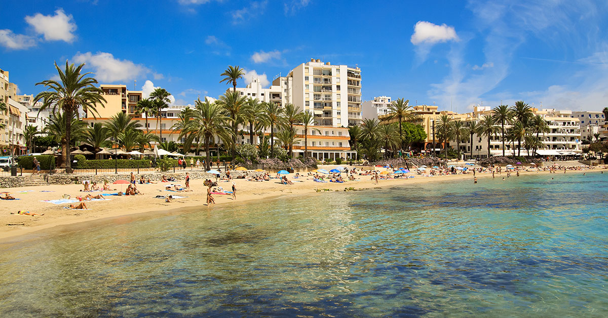playa ses figueretes ibiza