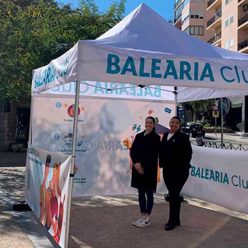 Baleària promociona su nuevo club de fidelización con un estand en el Paseo Vara de Rey