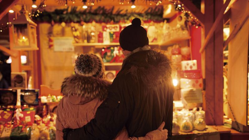 Pareja mirando mercado de Navidad en Ibiza