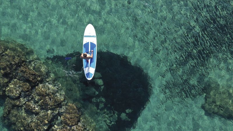 Hombre practicando paddle surf en Ibiza