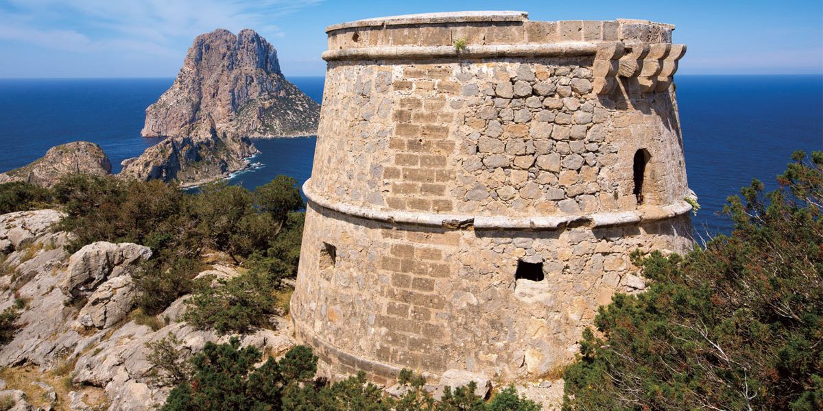Las 7 imponentes torres de defensa de Ibiza
