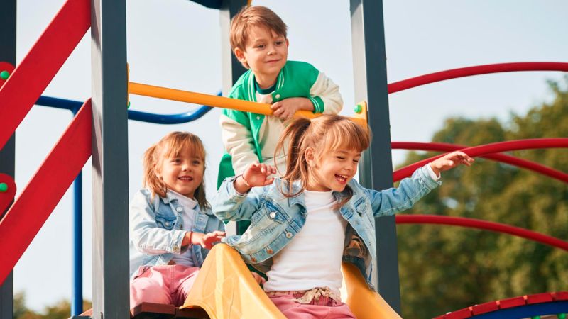 Niños en parque infantil de Ibiza
