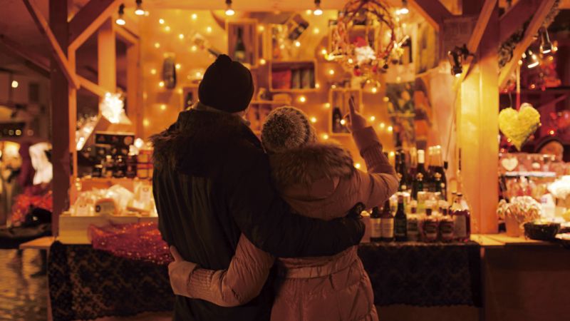 Pareja mirando luces de Navidad