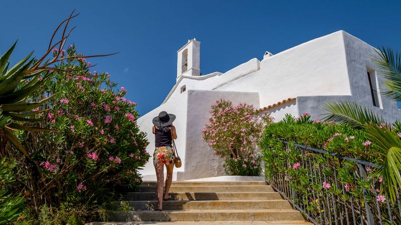 Mujer recorriendo Sant Llorenç