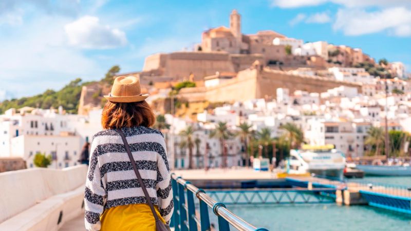 Mujer paseando en Ibiza en invierno