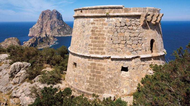 Torre des savinar con Es Vedrà de fondo