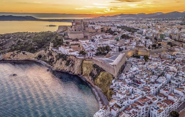 En ibicenco lo llamamos Vila: ¡descubre Eivissa, la capital de Ibiza!
