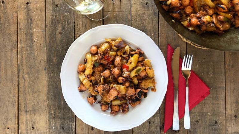 Frita de pulpo de la cocina tradicional de Ibiza