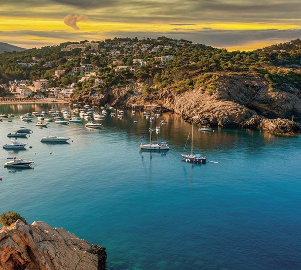 Two special atmospheres on the coast of Sant Josep: Cala d'Hort and Cala Vedella