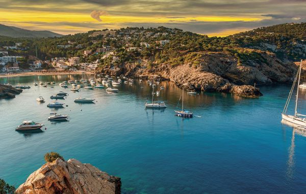 Two special atmospheres on the coast of Sant Josep: Cala d'Hort and Cala Vedella